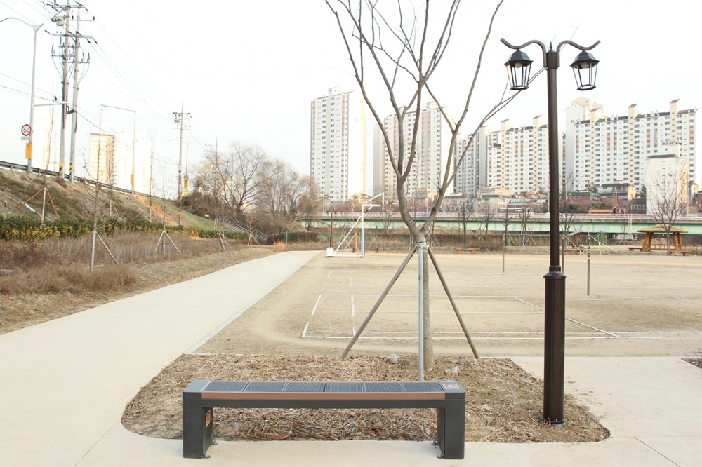 폰 충전, 야간 보안등, 경관 조명까지 가능한 벤치라고 들어봤어?