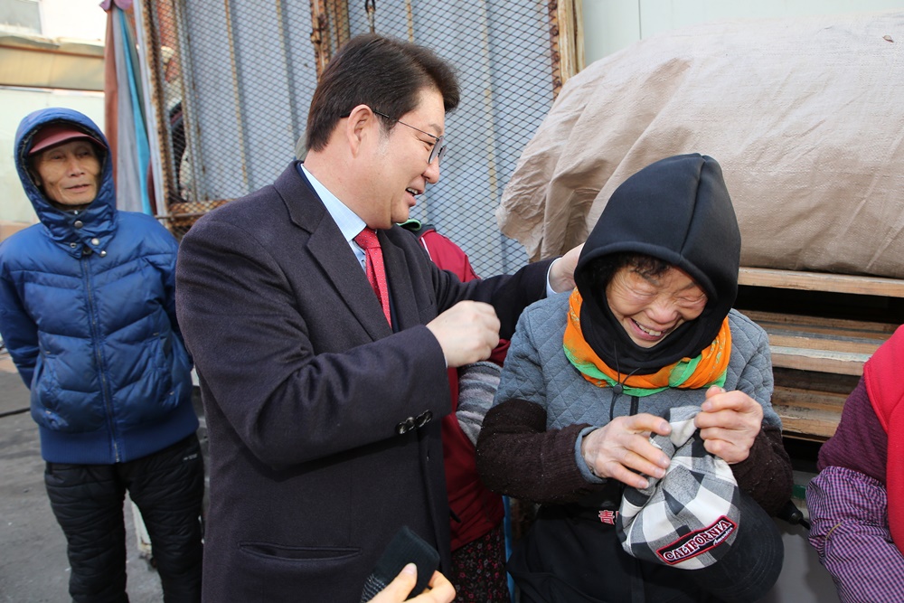 대구시, 폐지줍는 취약계층에게 방한용품 지원