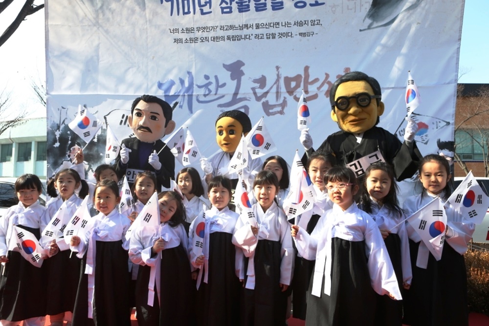 3·1운동 선열들에게 일왕 항복주 올린다