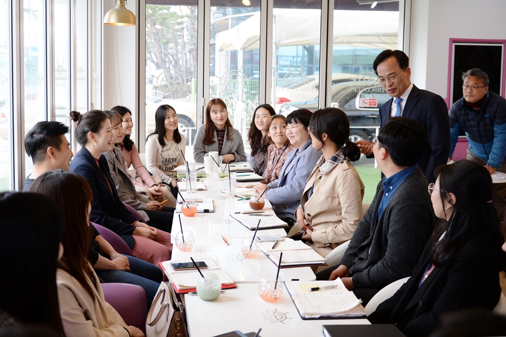 같은 사무실을 쓰지만 떨어진 자리 동료 이름을 몰라