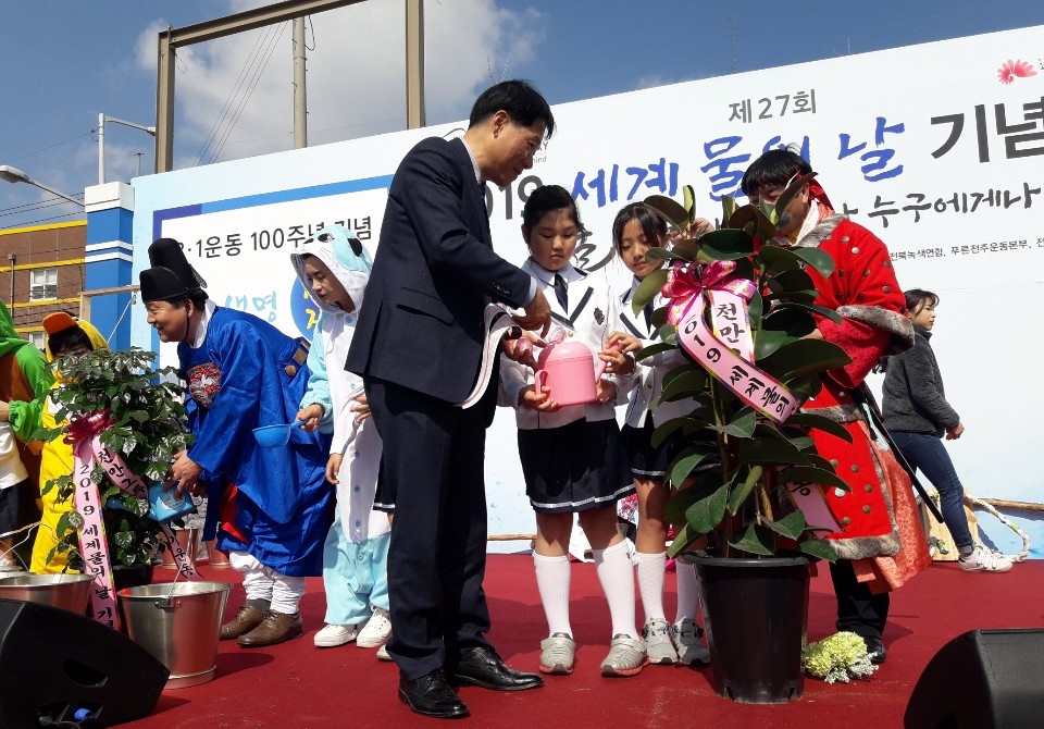 물지게·드론 퍼포먼스로 물의 소중함 일깨워