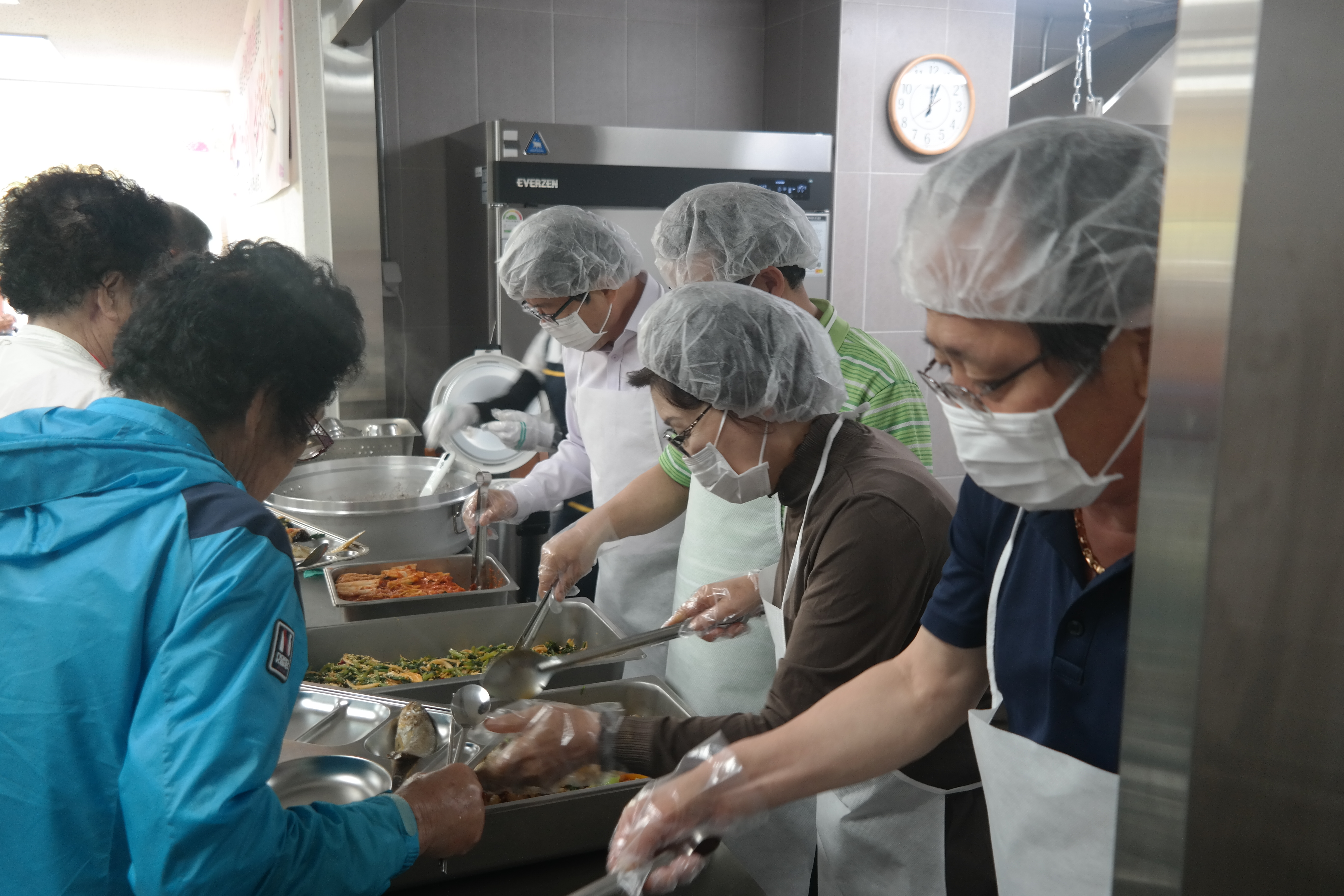 장성군의회, 공공실버주택(누리타운) 경로식당에서 배식 봉사활동