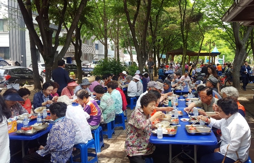 [포토] 대구 수성구 새마을부녀회, 어르신 모시고 경로잔치 개최!