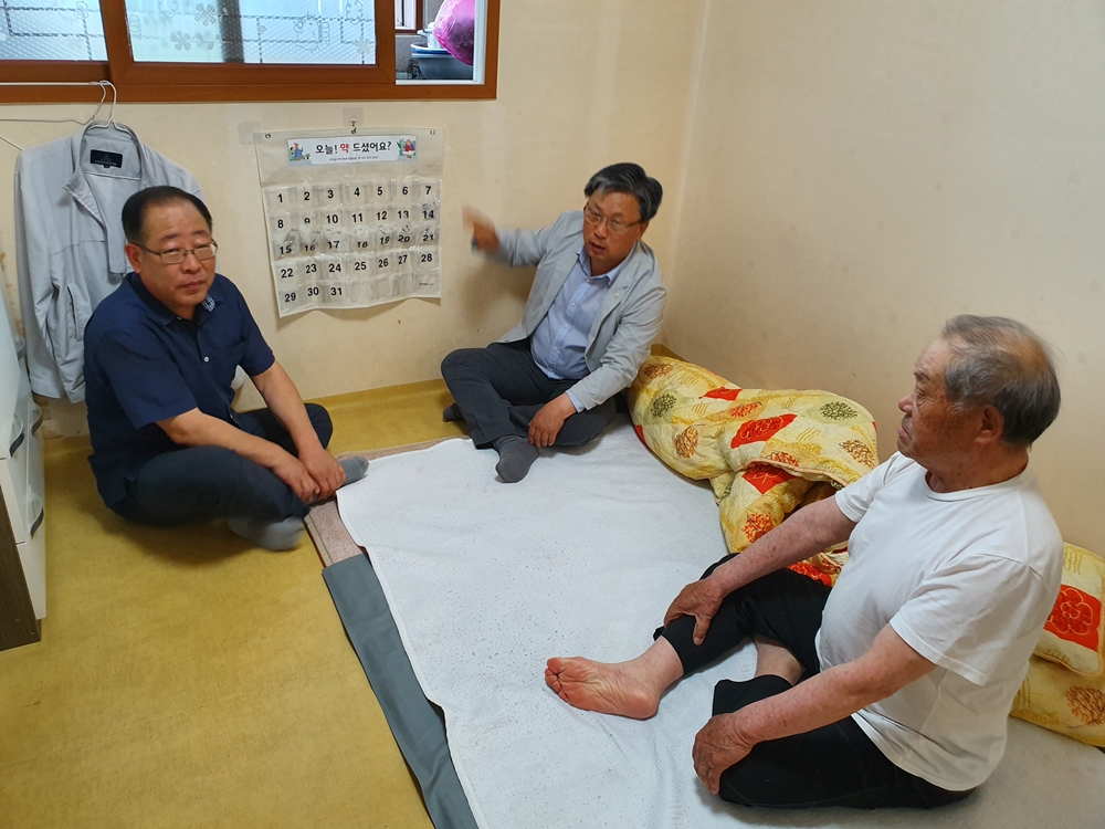 주덕읍지역사회보장협, 출산가정에는 10만원 상당의 기저귀, 취약노인에겐 약달력 제공
