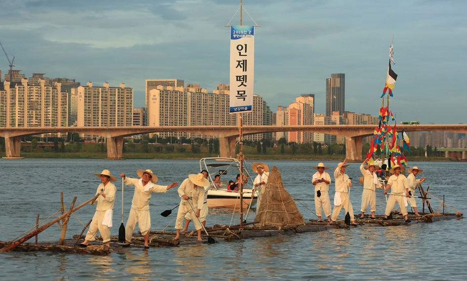 [포토] 서울 한강서 펼쳐진 ‘인제 뗏목’ 시연회