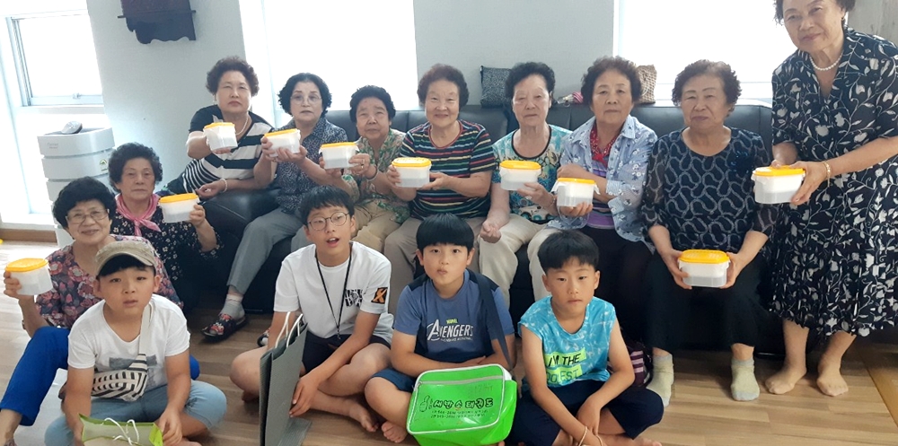 해운대 청소년문화의집, 제습제 만들어 경로당에 전달