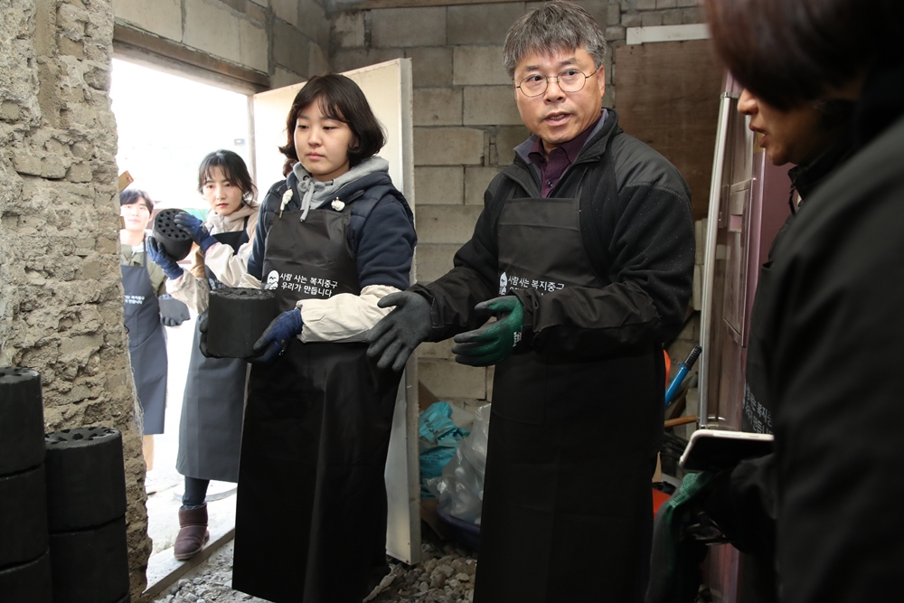 인천 중구, 사회복지공무원 60명과 홍인성 중구청장 자원봉사