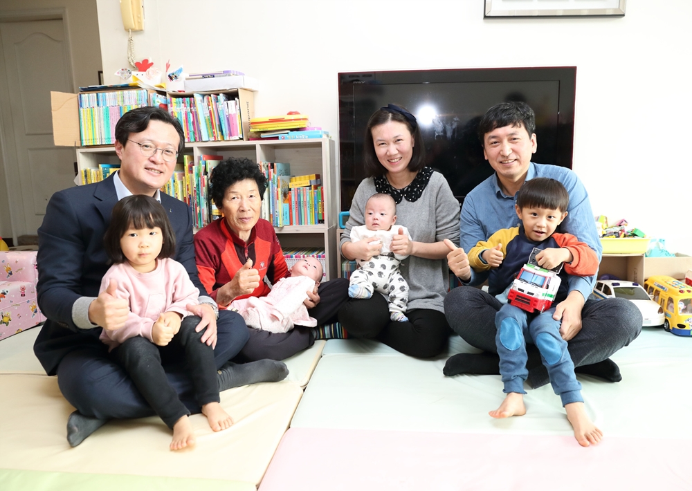 채현일 영등포구청장, 새해 겹쌍둥이 가족 방문