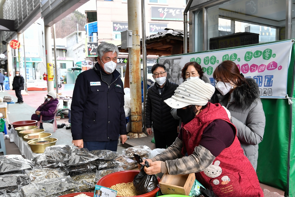 최승준 정선군수, 코로나19 위축된 전통시장 찾아 선제적 대응 체계 점검