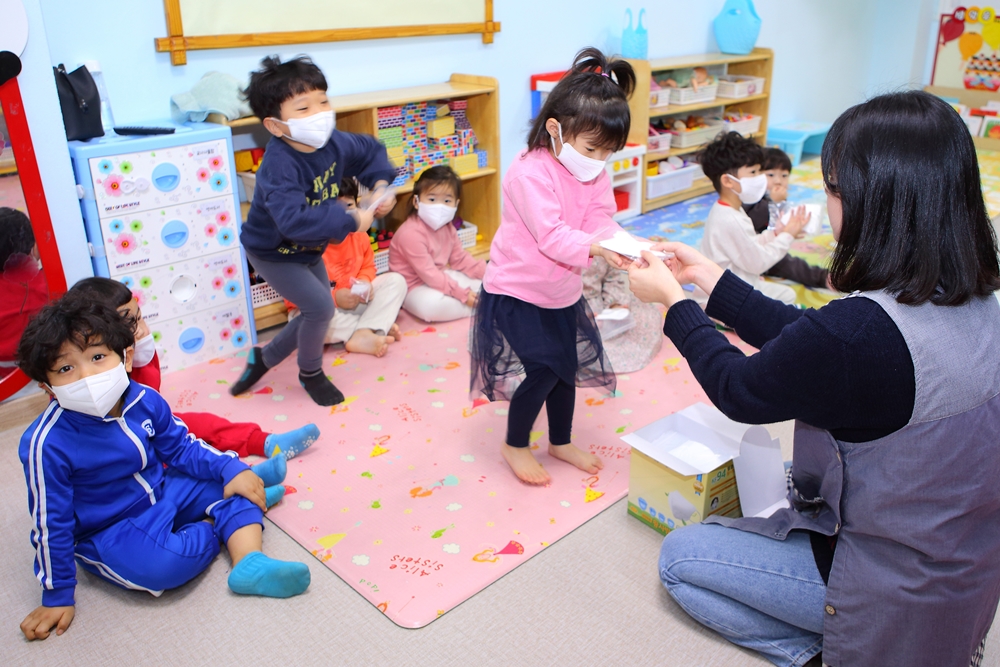 인제군, 보육시설 및 긴급돌봄 아동 마스크 우선 지원