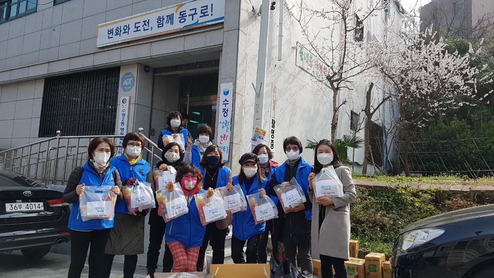 수정2동 자원봉사캠프, 쪽방거주자에게 코로나 극복 지원물품 전달