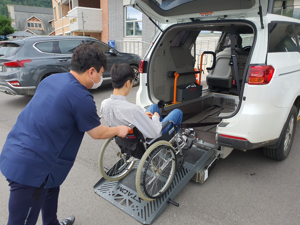 평창군건강생활지원센터, 재활특화 차량 본격 운영으로 취약계층에게 큰 호응