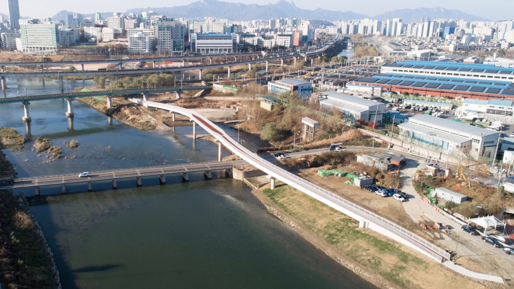 서울시, 중랑천에 S자 보행교 30일 개통…자전거도로 완전 분리