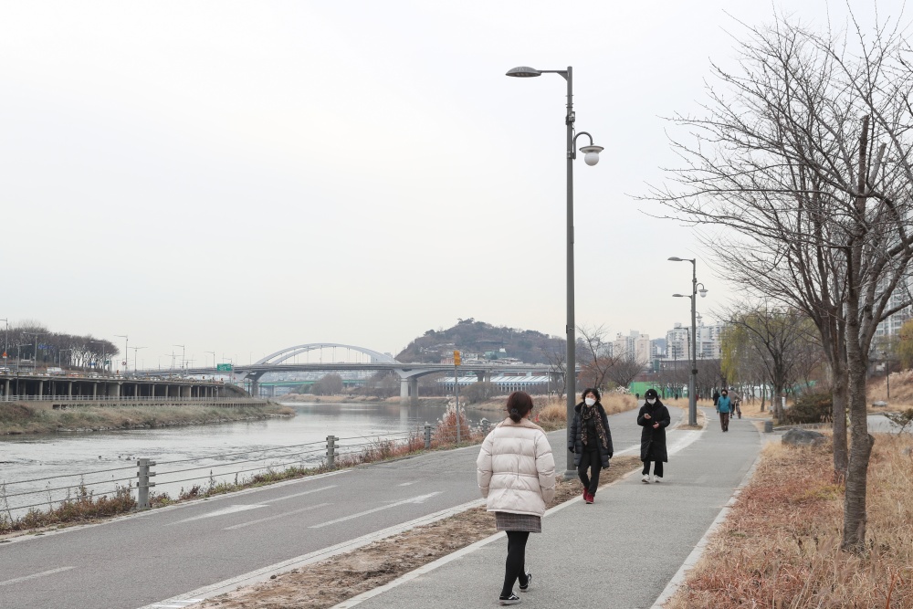 성동구, 중랑천변 산책로 방송스피커 설치해 DJ와 함께하는 음악방송 운영