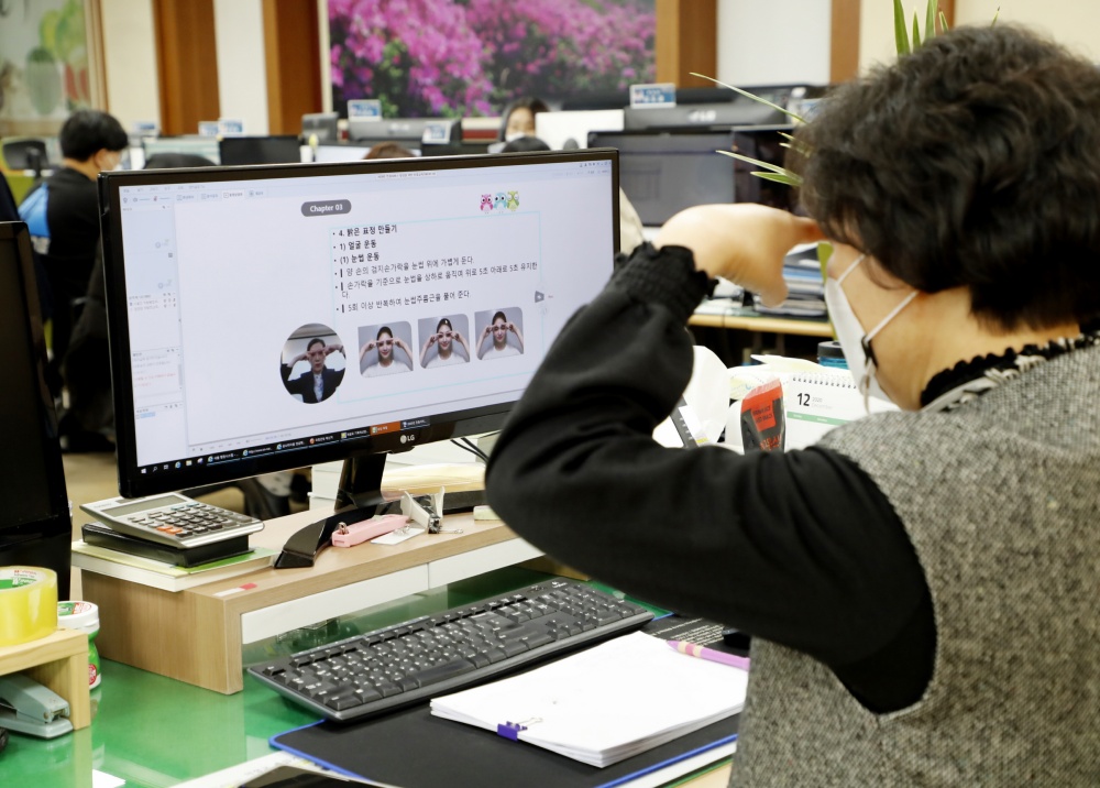 의령군 온라인 비대면 '말로 하는 미소친절' 교육 실시