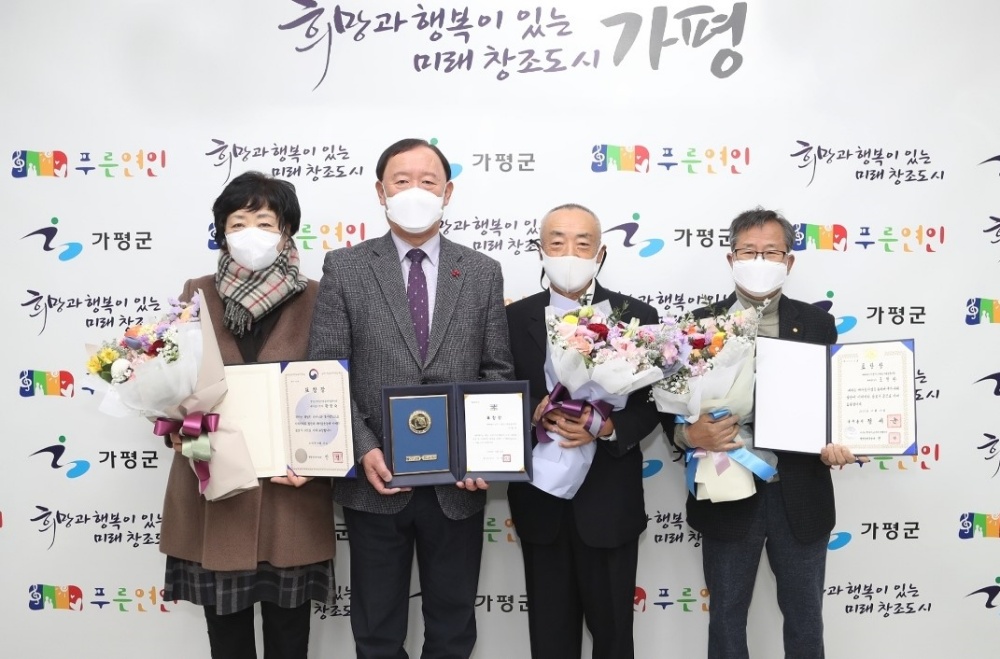 가평군새마을지도자, 새마을유공 표창장 군수실에서 전수받아