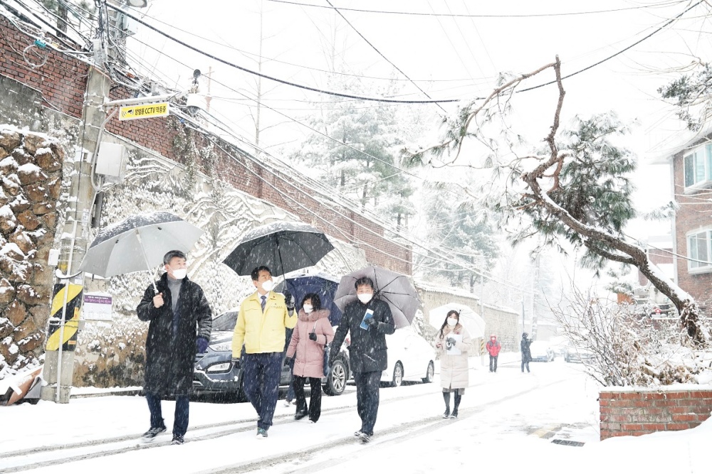 종로구 ‘명륜동 안심마을’사업 완료… 안심택배함부터 미러시트 설치까지