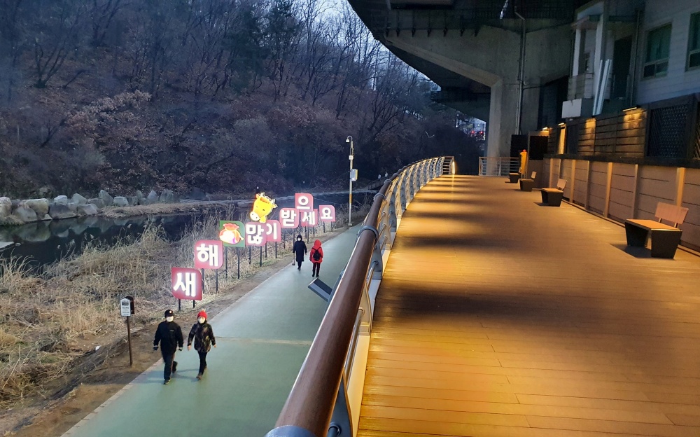 서대문구, 홍제천 폭포마당 시설 정비·디자인 개선