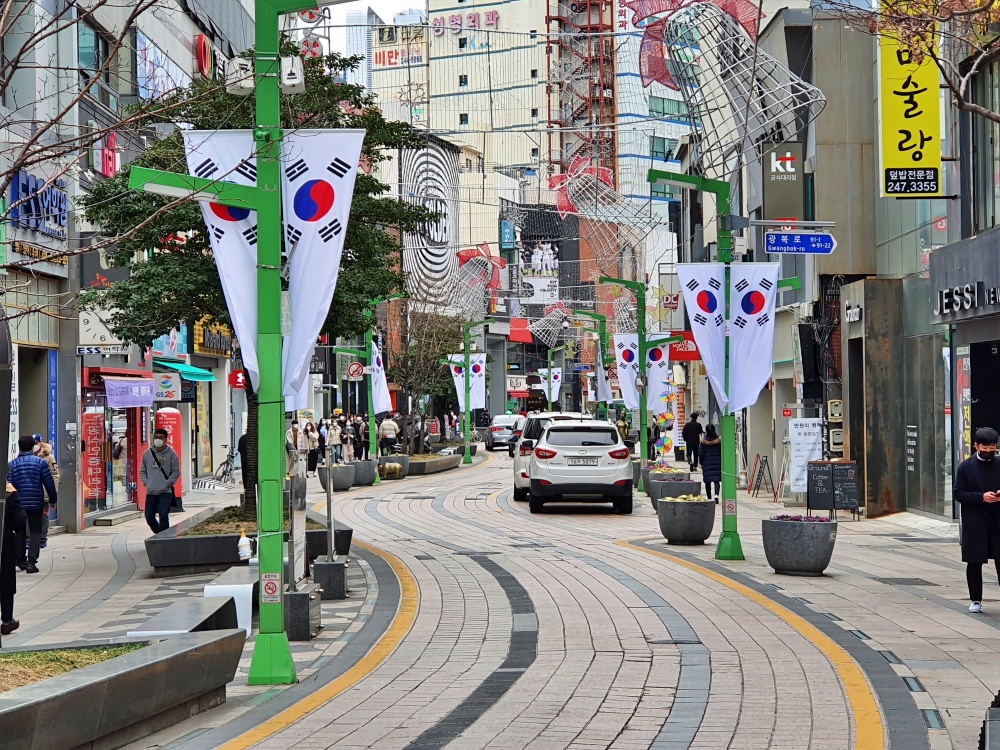 [포토] 부산 중구, 제102주년 삼일절 기념 광복로 태극물결 조성