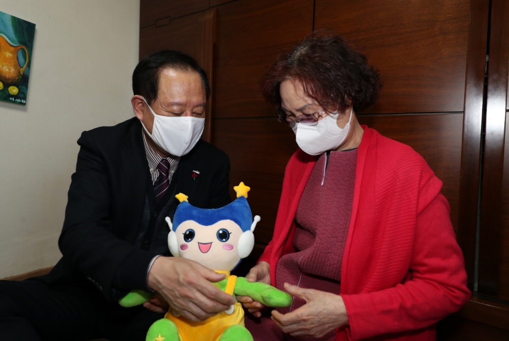 “약 드실 시간이예요”…반려로봇 ‘마포동이’ 보급 준비 완료