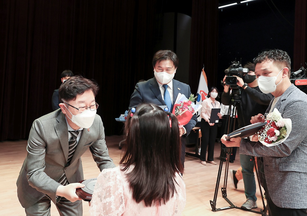 시흥시-법무부 ‘귀화자 국적증서 공동 수여식’개최