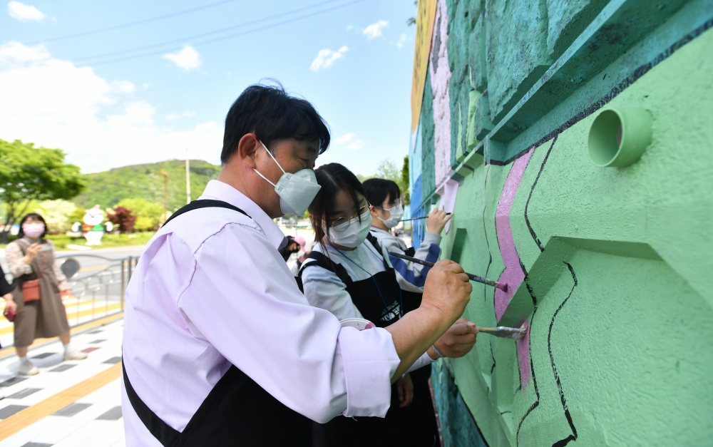 화천군과 지역 미술인, 학생, 공공미술 프로젝트 추진