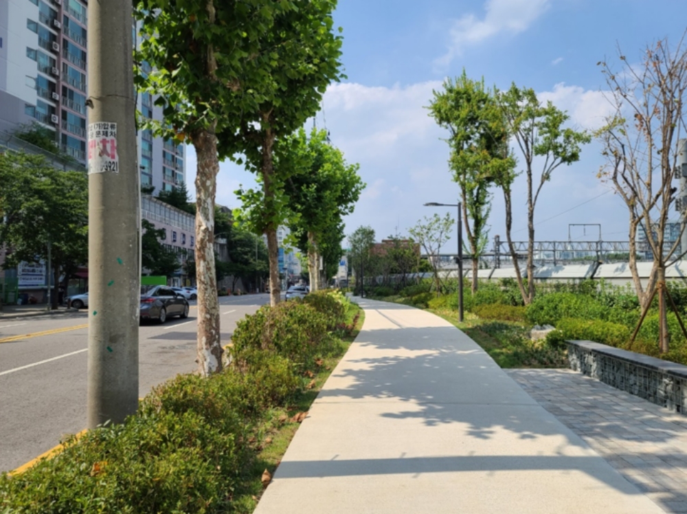 노원구, 도심 속 산책로 '석계로 가로정원' 조성 완료
