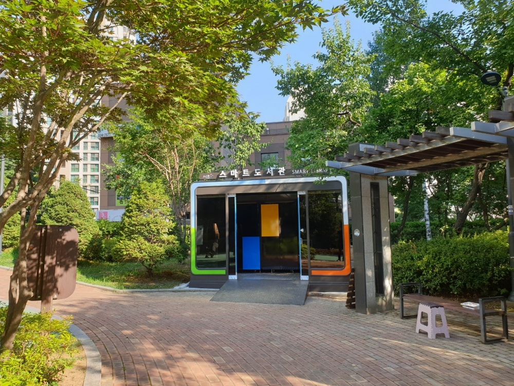 서초구, 공원 내 스마트도서관서 책 빌려 독서해요!