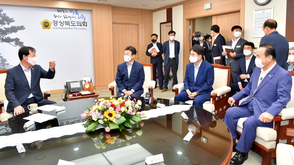 이철우 경북도지사, 도의회 찾아 ‘군위군 편입’ 협조 요청
