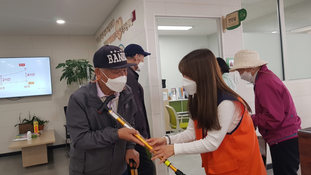 어르신, 저희가 손잡아 드릴께요~
