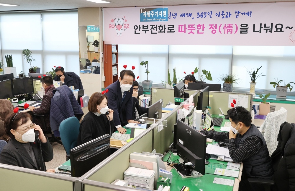 광주 동구청 새해 첫날 어르신들에 안부전화 ‘눈길’