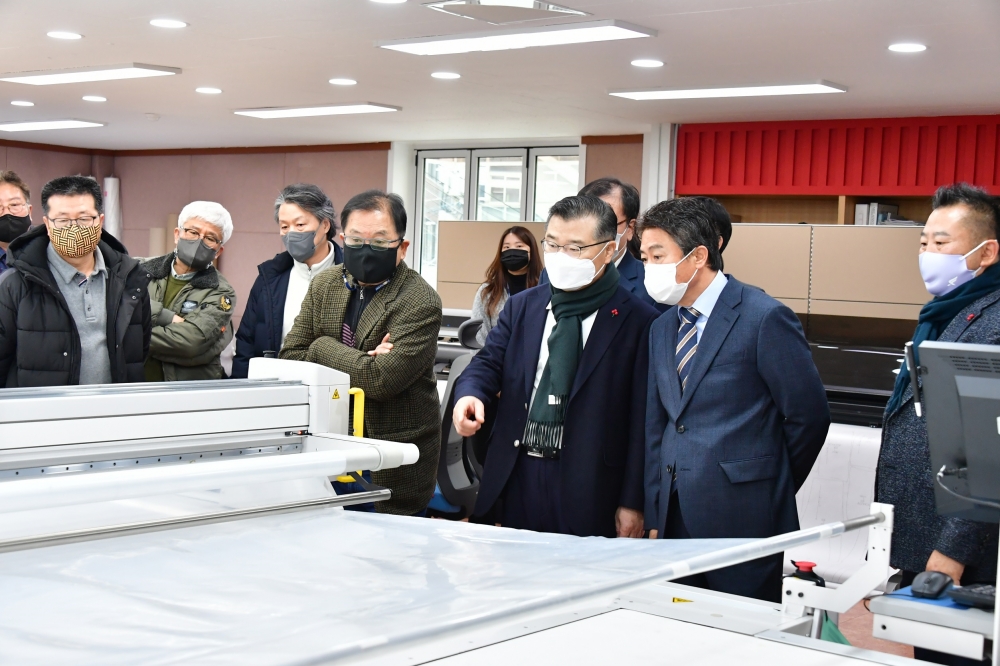 중랑구, 최첨단 자동재단 시스템 갖춘 패션봉제 공용장비실 확대 조성!