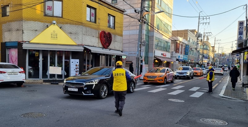 마포구 망원시장 주차장 앞 교통 체증, 교통정리 봉사로 풀어낸다