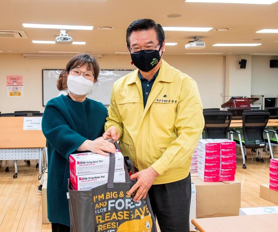 성장현 용산구청장, 어린이집에 자가진단 키트 전달