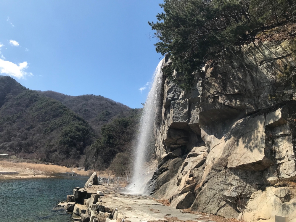 철원군 근남면의 랜드마크, 사곡천 인공폭포 가동 시작