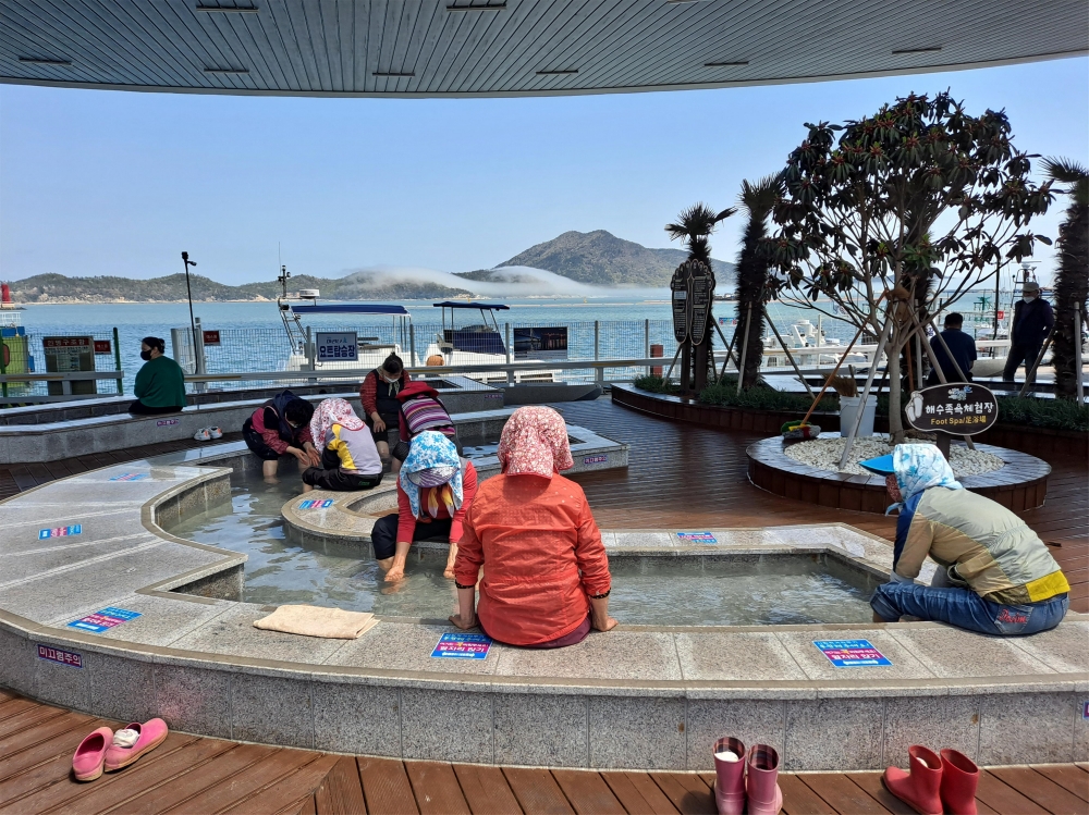 완도군, 해변공원 족욕체험장 재개장 10월까지 무료 운영