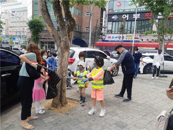 인천 서구, 자녀돌봄 품앗이 가족과 함께하는 ‘줍깅’ 활동