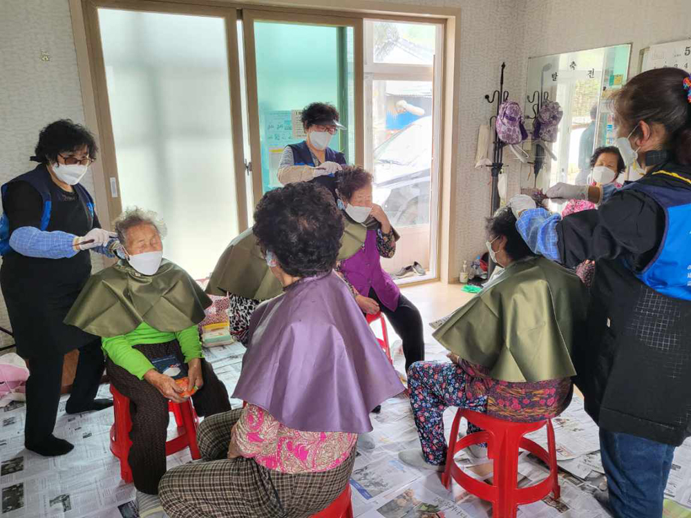 익산시, ‘청춘을 물들이다’ 금마면 어르신 염색 봉사 실시