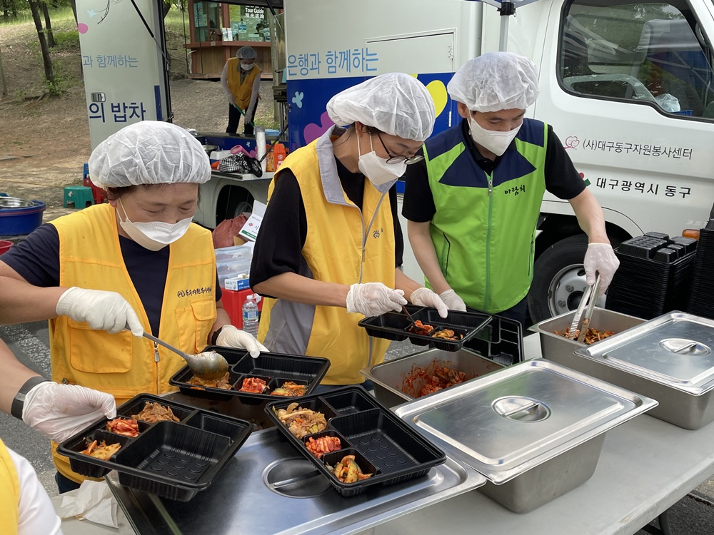 ‘2년 만의 온정’ 대구동구자원봉사센터, 사랑의 밥차 재개