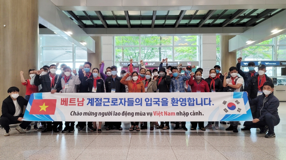 철원군, 베트남 계절근로자 1차 입국…농촌 일손 숨통