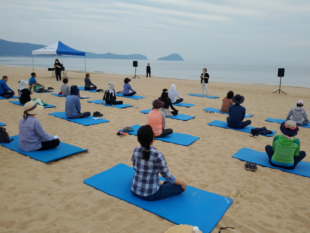 완도군, 맨발로 해안가 걷기 등 ‘오감 치유 명상’ 성료