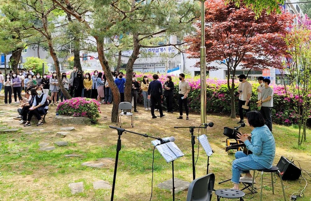 '코로나에 지친 서로를 응원해요' 파주시 공무원들, 삼삼오오 거리 공연 나서