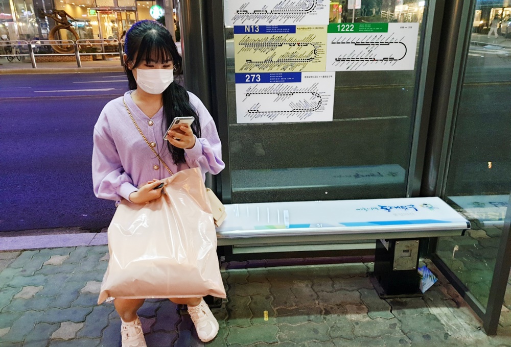 버스정류소 더위 식히는 서울시 동대문구 쿨링의자