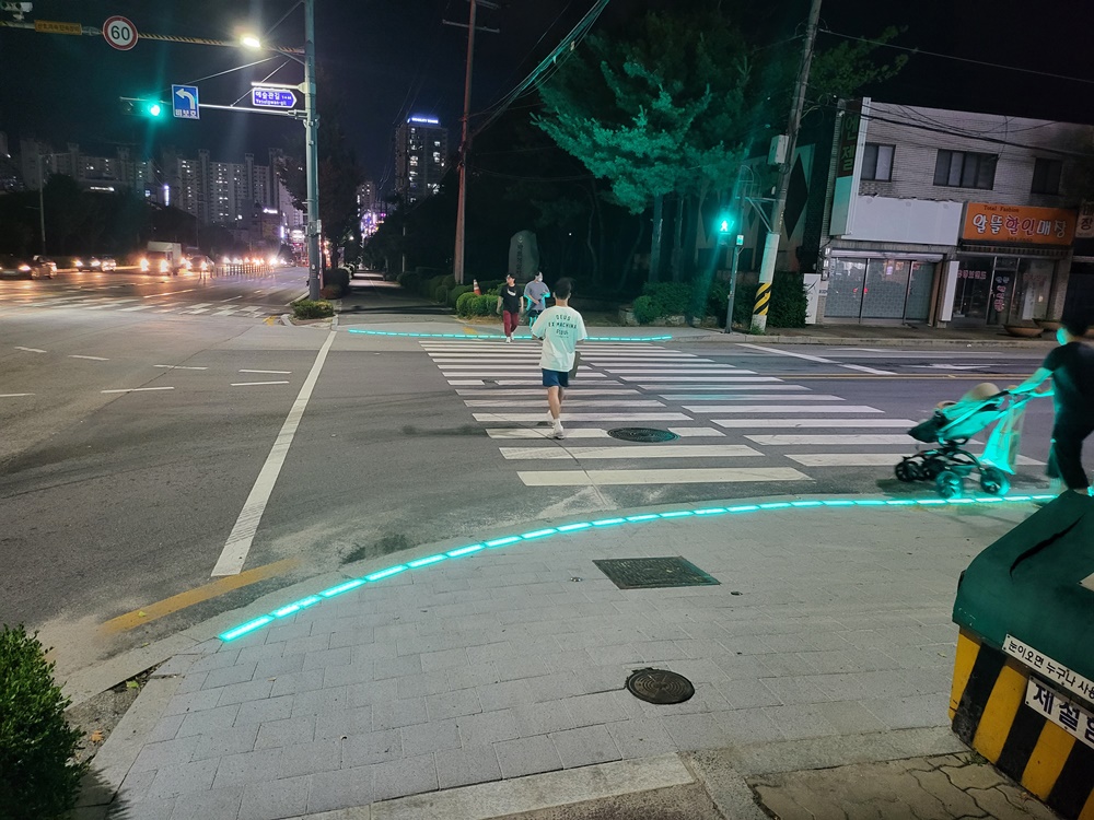 원주시, LED 바닥형 보행신호등 시범 설치
