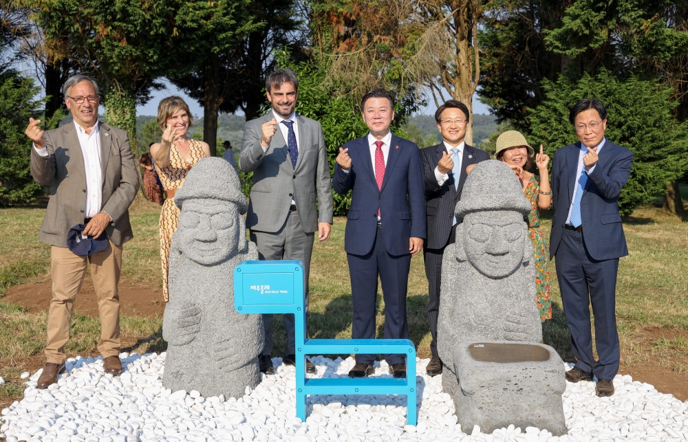 제주도, 스페인 산티아고에 돌하르방·간세 세웠다!