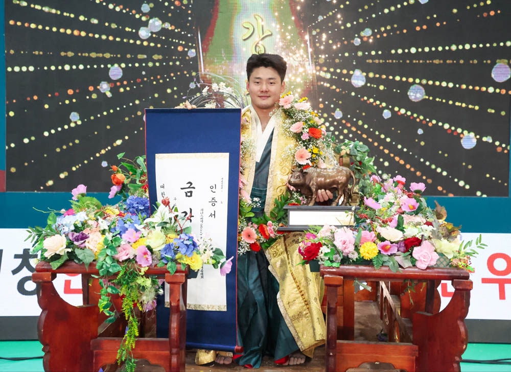 태안군, 태안군청 임경택 2년 연속 금강장사 ‘꽃가마’