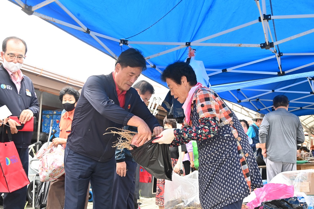 청송군, 추석 맞이 전통시장 장보기 행사로 지역경제 활성화 ‘앞장’