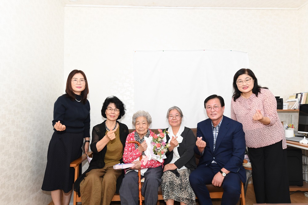 부산 영도구, 100세 어르신 장수지팡이(청려장), 유기수저 등 전달