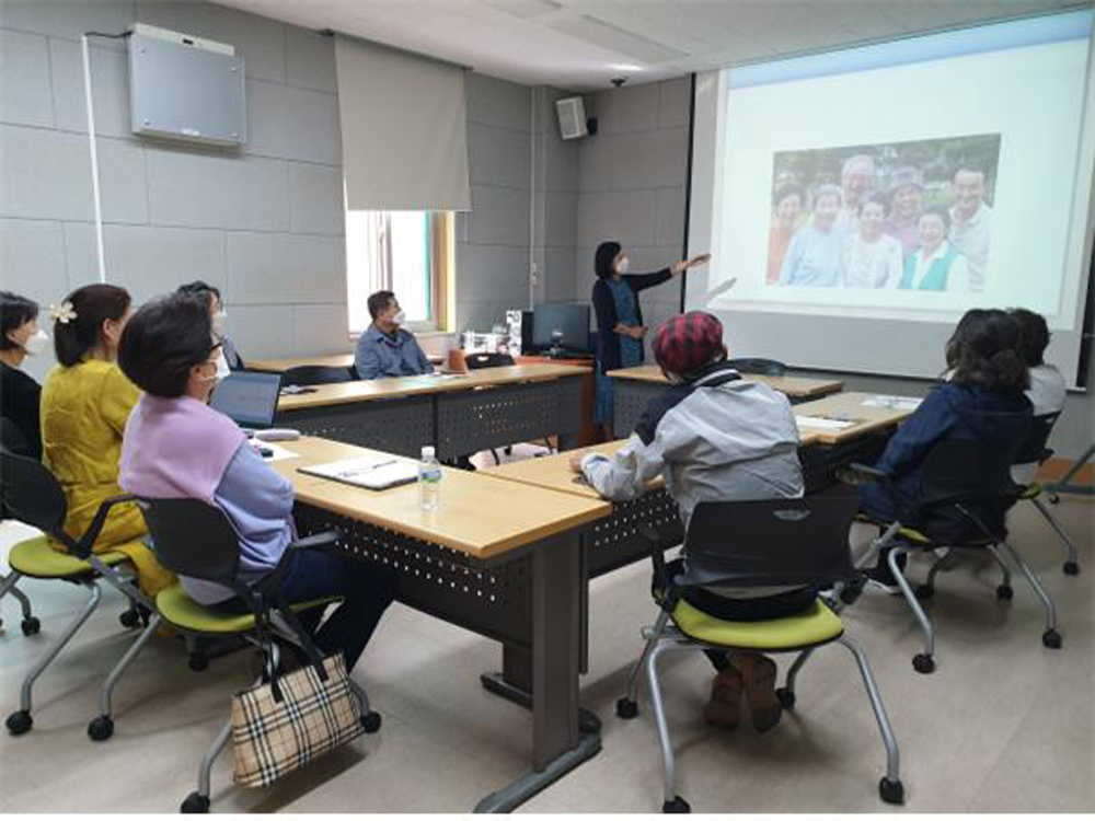제천시, 제천시립도서관 자서전 쓰기 교실 운영