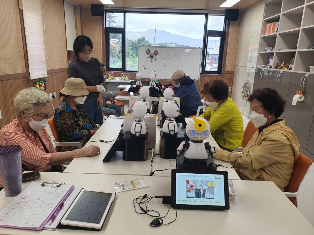 강릉시, 치매안심로봇 '피오'와 함께하는 치매환자쉼터 운영